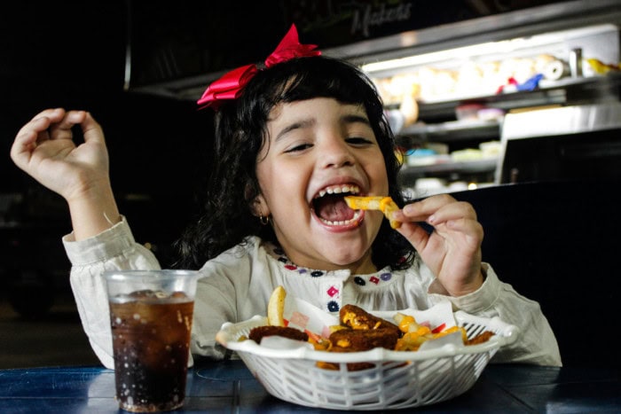  Petite fille se régalant au resto  