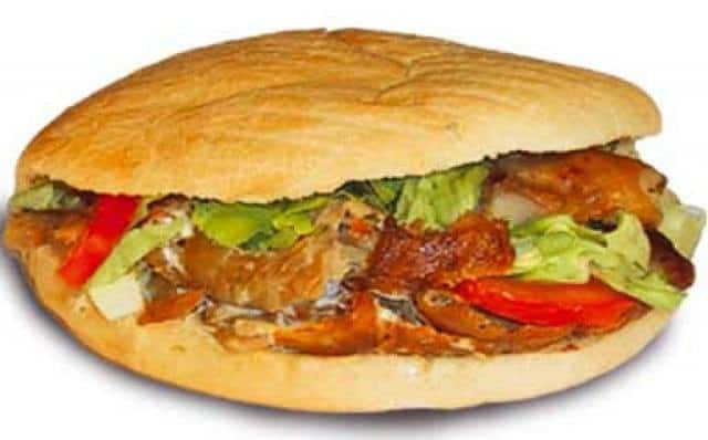  Kebab en sandwich avec crudités  