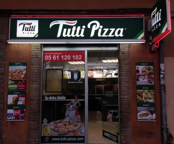  Devanture d'un établissement Tutti Pizza  