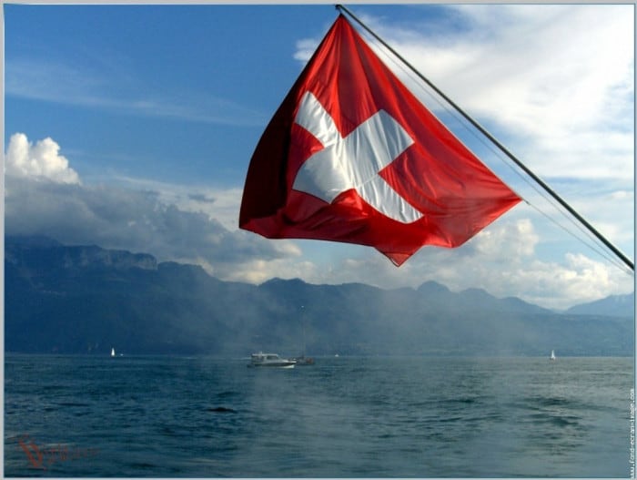  Drapeau suisse flottant dans l'air  