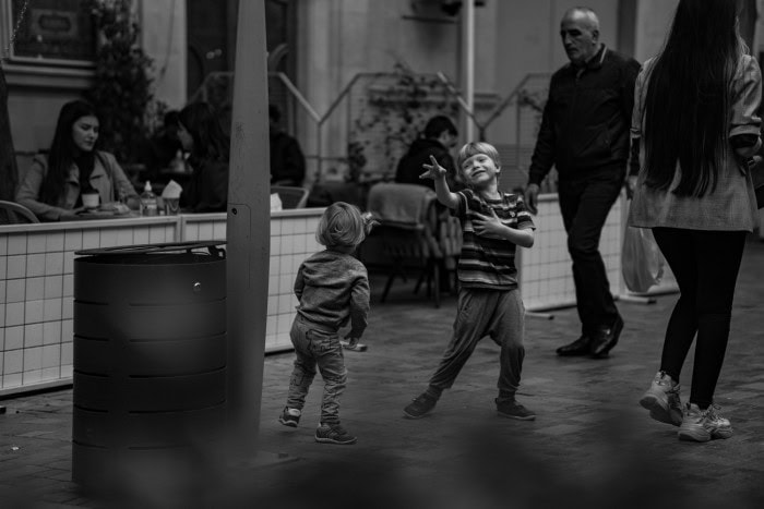 Enfants devant terrasse d'un resto