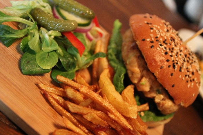  Burger et frites au restaurant  