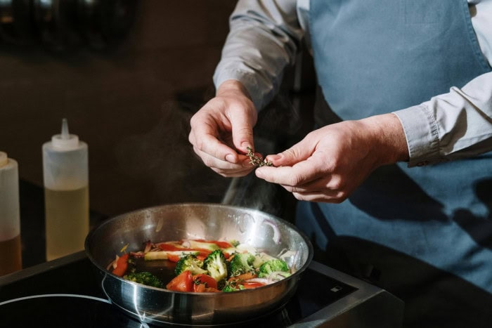  Cuisinier en pleine préparation  