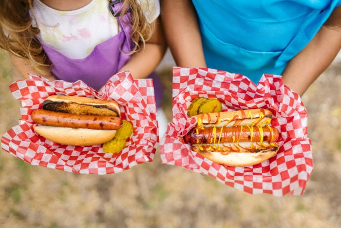 Enfant et hot-dog