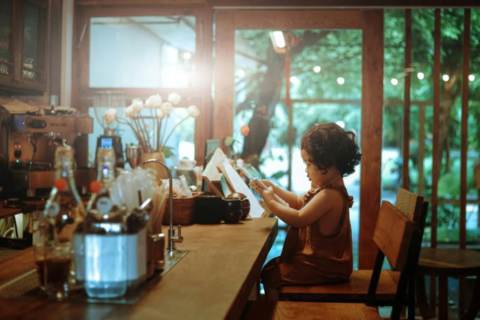Petite fille au comptoir d'un resto