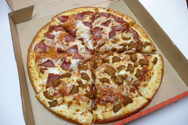  Pizza garnie de viande et charcuterie  