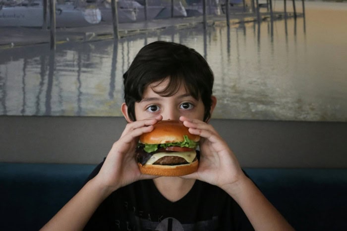 Enfant tenant un burger