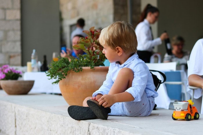 Enfant à la terrasse d'un resto