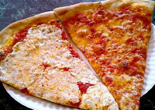  2 parts de pizza sur assiette en carton  