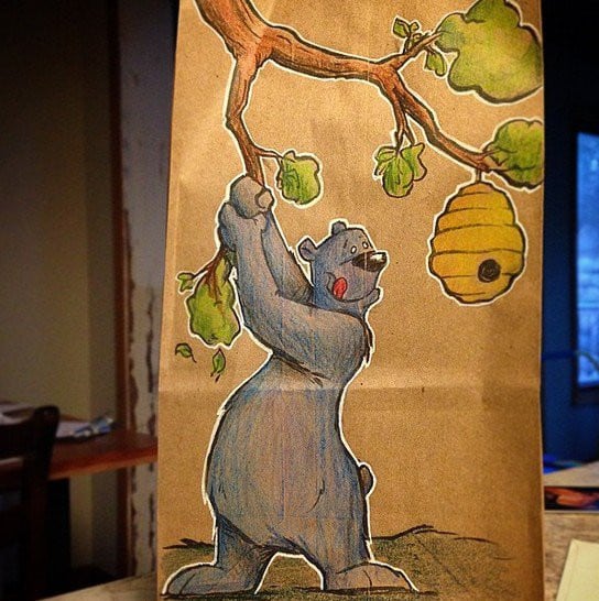  Ours bleu sur un sac en papier  