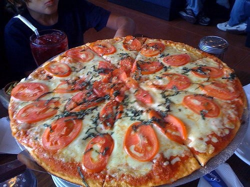  Pizza base de sauce tomate et fromage fondant  