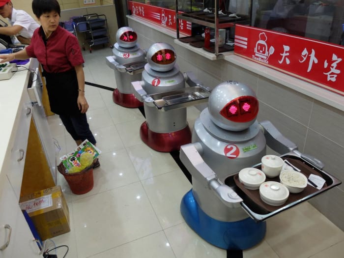  Des robots en plein service chez Song Yugang  