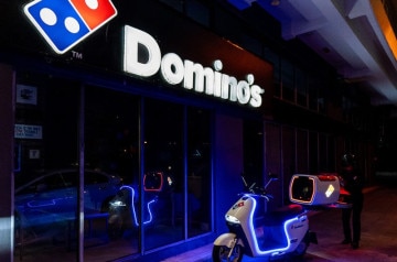 Des scooters avec four électrique chez Domino's Pizza ?