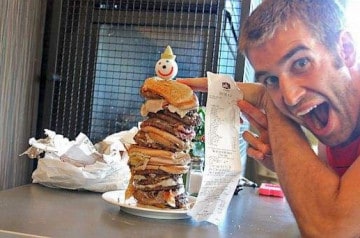 Il s’empiffre du plus gros burger au monde
