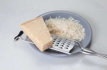 La recette pour préparer du parmesan végan : le cajoumesan