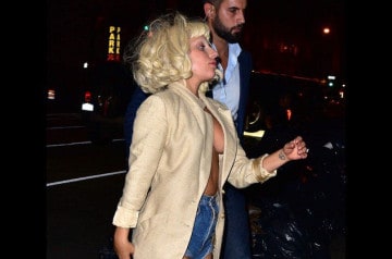 Lady Gaga : seins nus pour aller chercher sa pizza