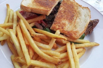 Le sandwich aux frites : calorique, gourmand, mais délicieux