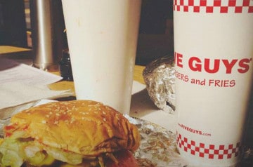 Qui est Five Guys, le roi du burger US qui arrive en France 