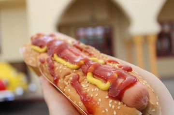Record : un homme engloutit 72 hot-dogs