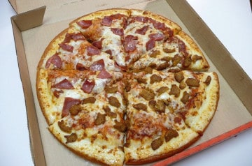 Seins à l’air Vs Pizza gratuite