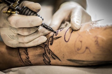 Un resto propose à ses clients de se faire tatouer son logo