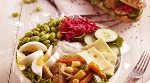 Brioche Dorée - Salade et sandwich croutillant aux falafels