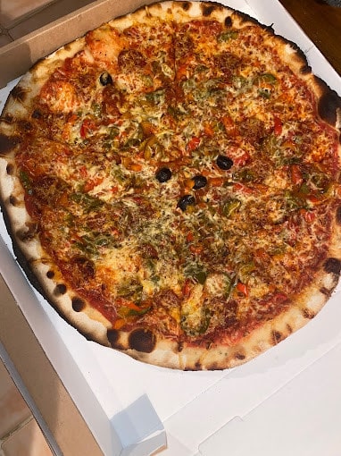Chalet pizza — photo 2