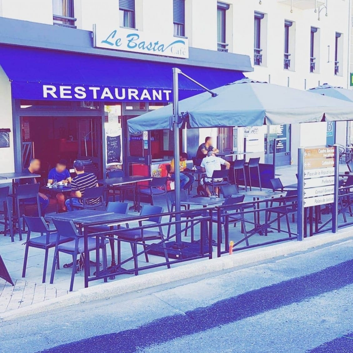 Le Basta Caf — photo 2