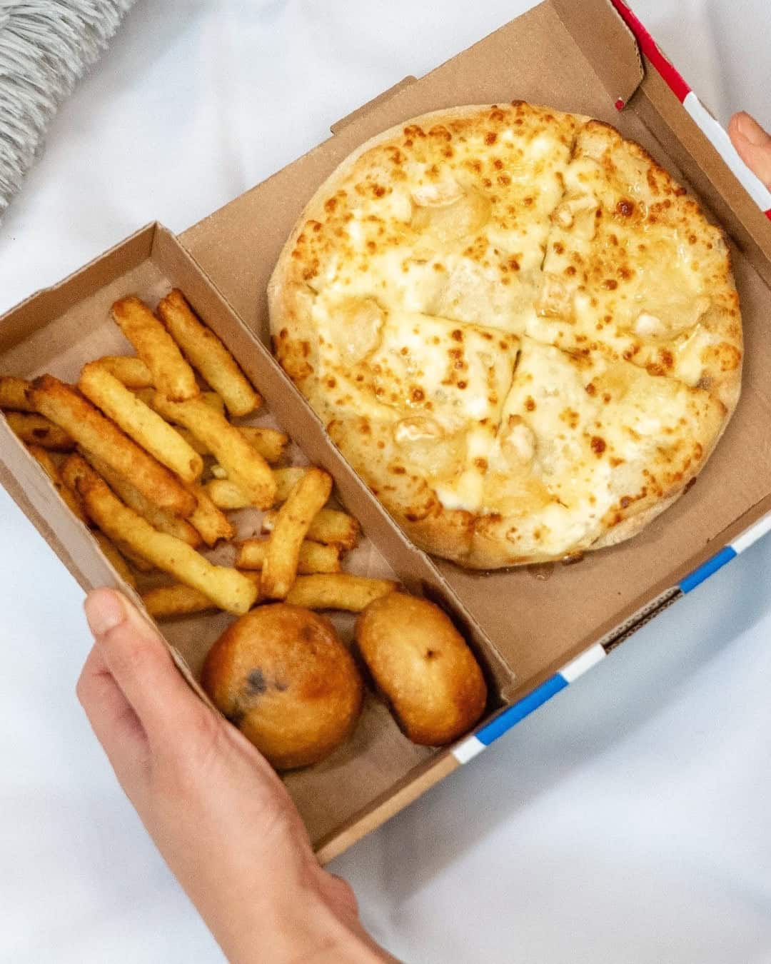 Domino's pizza - Une pizza accompagné des frites