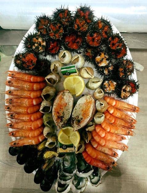 Plateau Prestige : huîtres, bulots, palourdes, moules, crevettes, amandes,  pinces de tourteau, pattes de crabe à Marseille - Restaurant de fruits  de mer à Marseille - La Cantine de L'Ecailler