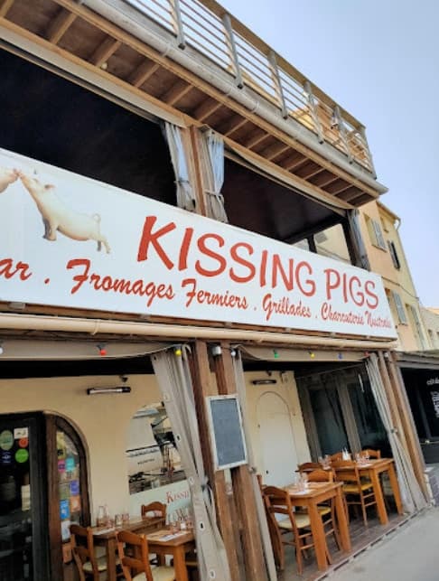 Kissing Pigs — photo 2