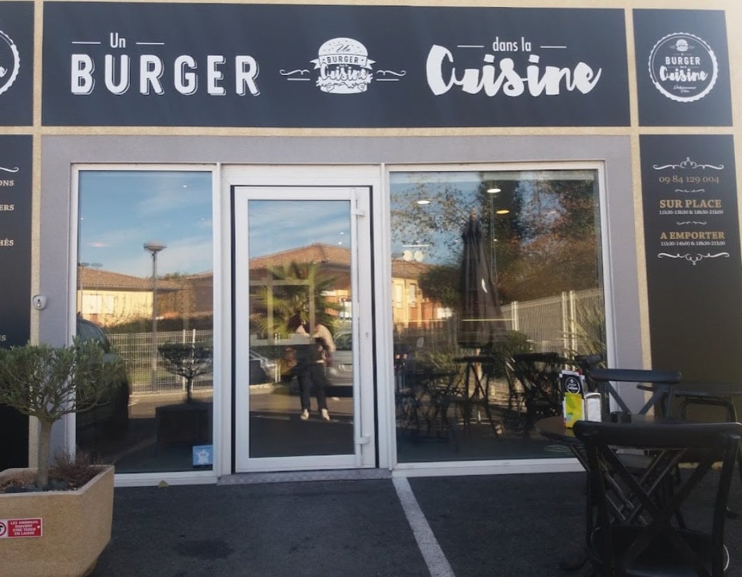 Un burger dans la cuisine — photo 2