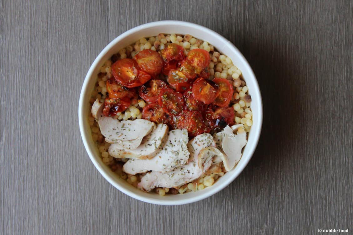Dubble - Fregola (pâtes sardes) assorties de tomates cerises rôties et de poulet origan