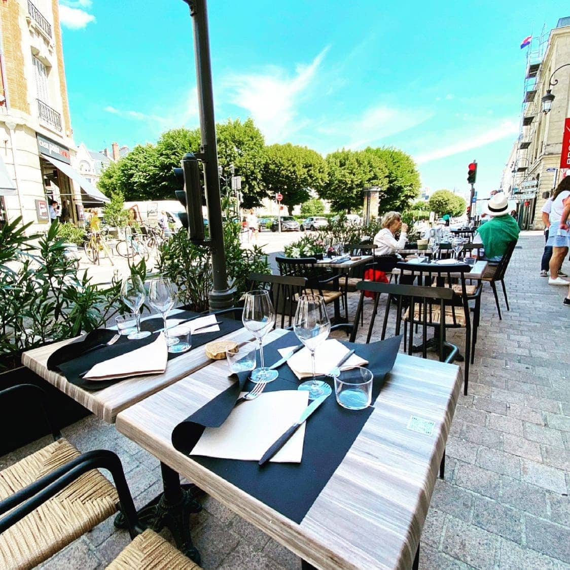 Les Coudes sur la Table — photo 3