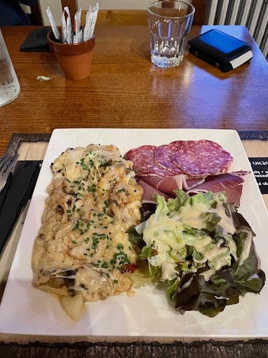 Aux Rendez Vous Des Trois Marchands — Restaurant Français à Saulzet le Froid — photo 2