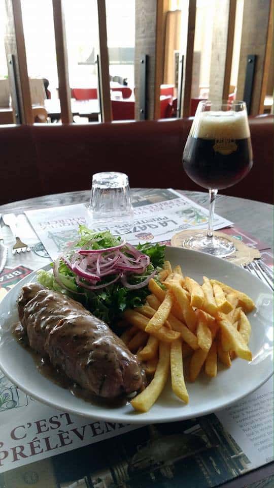 3 Brasseurs - Un saltimboka terre et mer ( cabillaud, échine de porc) et sa sauce béarnaise. 