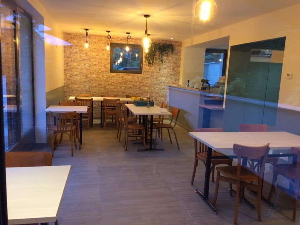 Une table dans le verger — photo 3