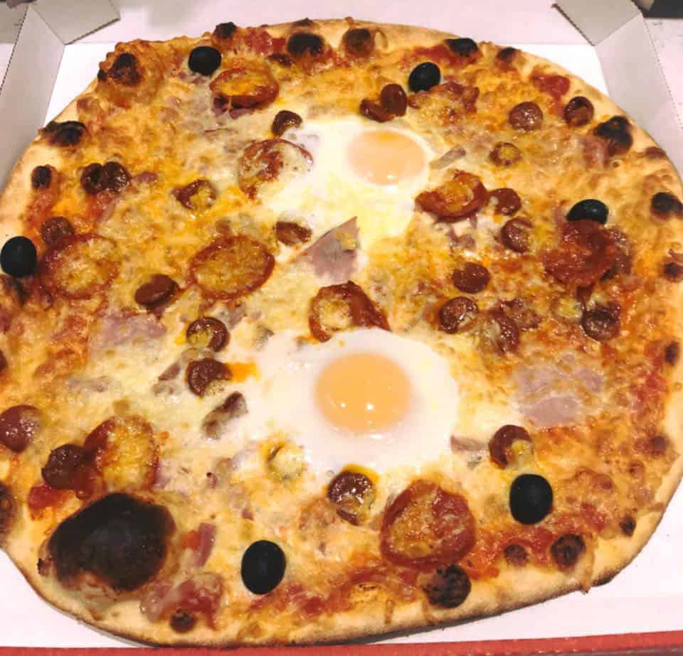 Le Kiosque à Pizzas - Une kiosque: sauce tomate, olives, jambon, lardons, chorizo, merguez, œuf.