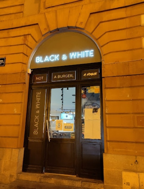 Black And White Burger — photo 2
