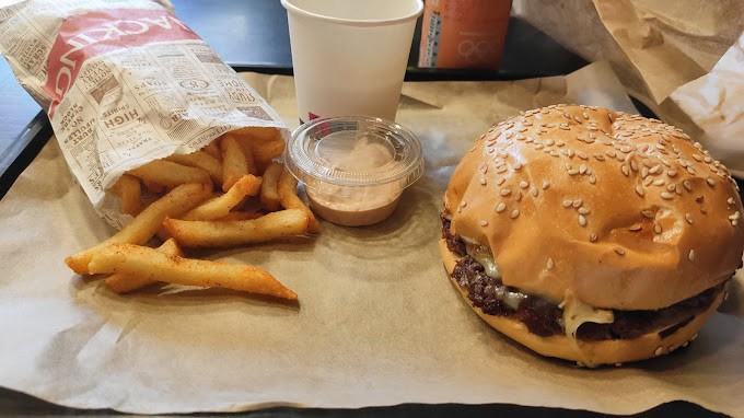 Beni Wagyu Burger — photo 2
