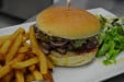 Tan's Café - Un burger et frites