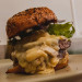 L'Oie Sauvage - Le burger reblochon, double steak angus, confit d'oignon, buns brioché