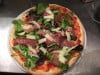 Pizza Gourmet - La pizza gourmet : Tomate, fromage, mesclun, jambon cru, tomates séchées et copeaux de comté