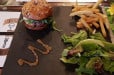 Aux 3 Balais - un burger, frites, salade