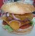 A midi dix - Un big burger avec sa galette de pomme de terre et sa sauce au poivre, steak cheddar et bacon