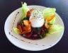 Les Chalets - Burrata, carpaccio de tomates de Crimée, salade croquante et pesto de roquettes