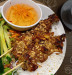 Pho Vietnam - Salade de nouilles de riz avec du porc grillé, des légumes croquants et une sauce au poisson maison