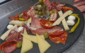 À L'Artdoise - Une planche de charcuteries et  de fromage