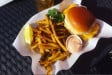 Les Frits de Mer - Un burger et frites