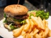 L'étincelle cr - Un burger, salade, frites